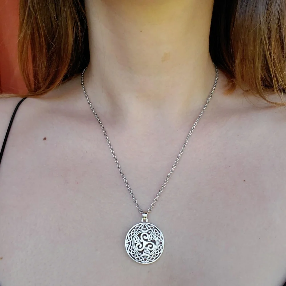 NWOT Silver Celtic Triskele Necklace - Picture 6 of 7